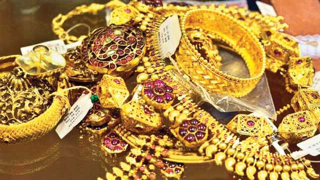 SEZs outshine DTA in gold jewellery export news image