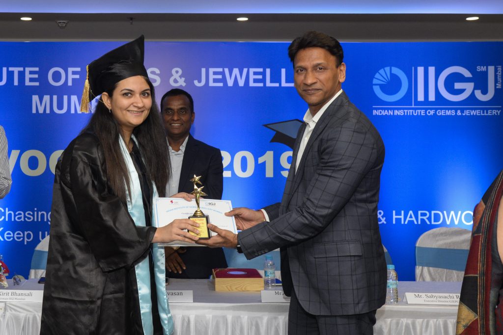 Guest of Honor - Mr. Alkesh Shah presenting award to first runner up Ms. Jayati Thakkar for the academic excellence.