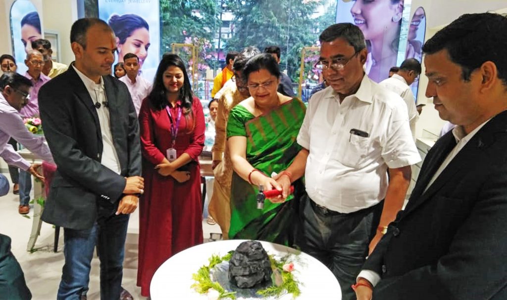 caratlane boring road