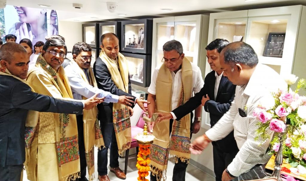 caratlane boring road