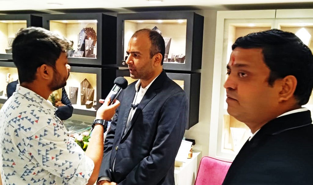 caratlane boring road