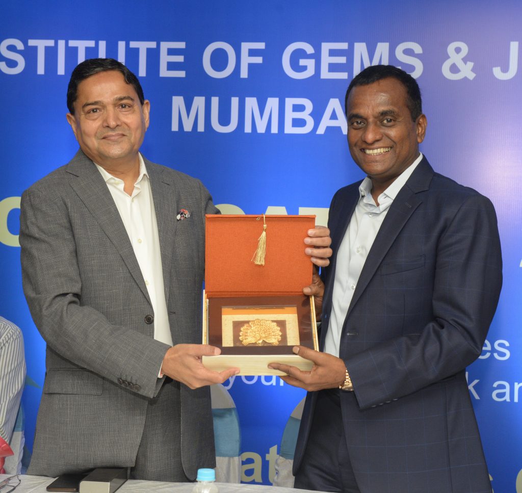 Mr. Kirit Bhansali, Chairman IIGJ Mumbai presenting a momento to Chief Guest - Mr. K. Srinivasan