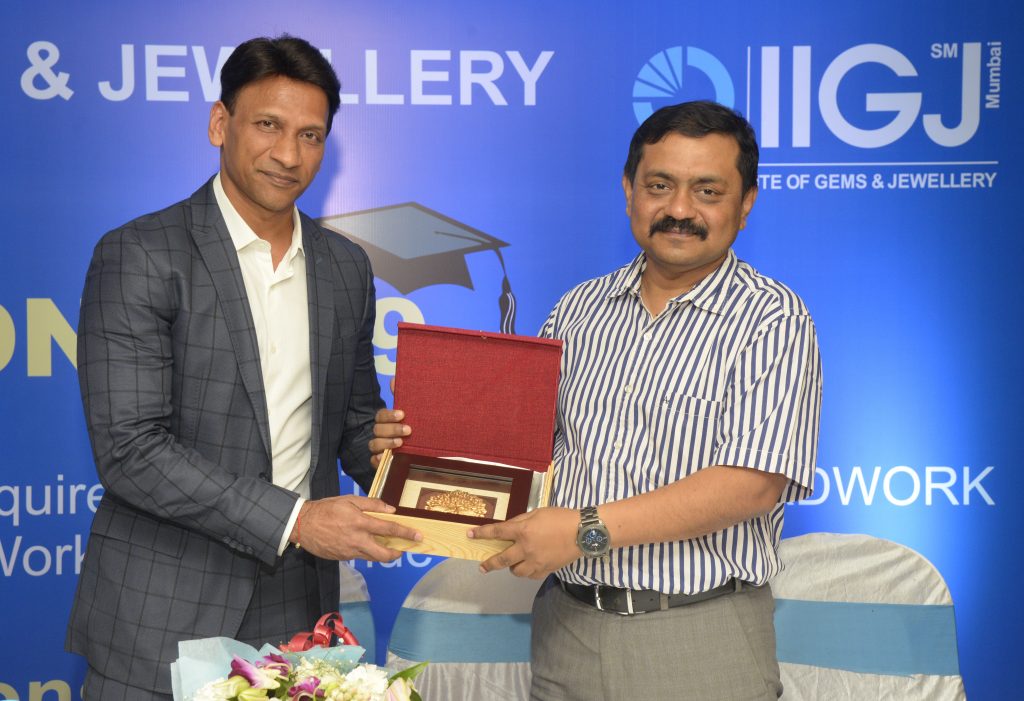 Mr. Sabyasachi Ray, Executive Director GJEPC presenting a momento to Guest of Honor - Mr. AlkMr. Sabyasachi Ray, Executive Director GJEPC presenting a momento to Guest of Honor - Mr. Alkesh Shahesh Shah