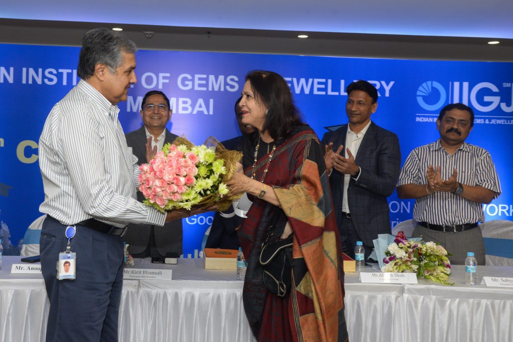 Mrs. Namita Pandya, Director IIGJ Mumbai felicitating Mr. Anoop Mehta, President BDB