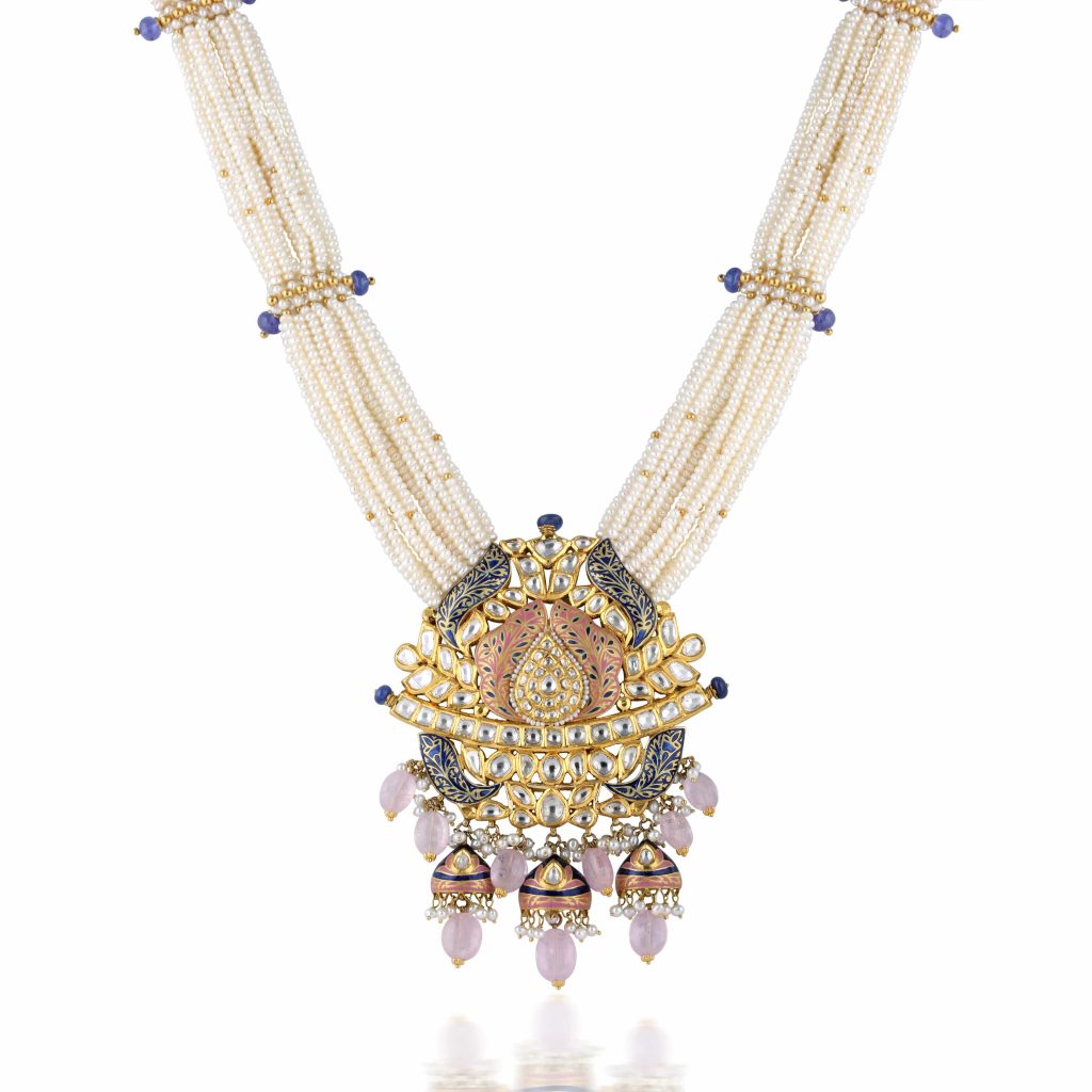 long_haar_in_white_pearls