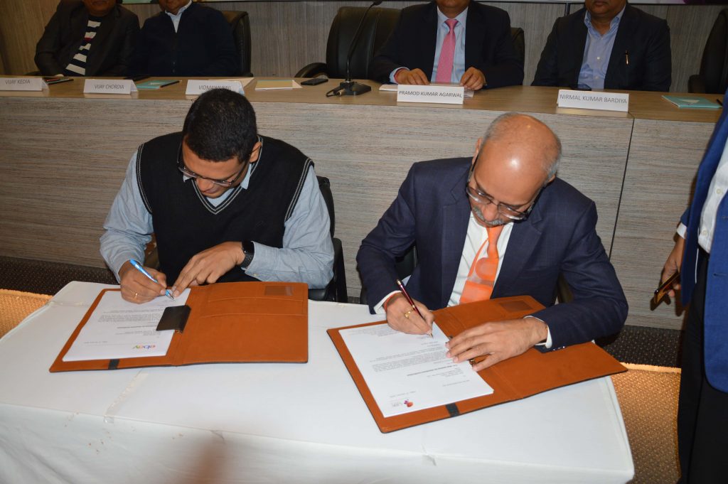 (Left) Mr. Vidmay Naini, Country Head, Ebay India and Mr. Sanjay Singh, Director, GJEPC regional office Jaipur singing the MoU