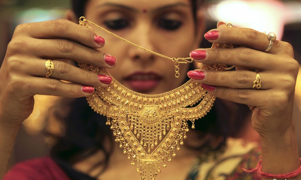 Asia Gold-Jewellers delay purchases in India