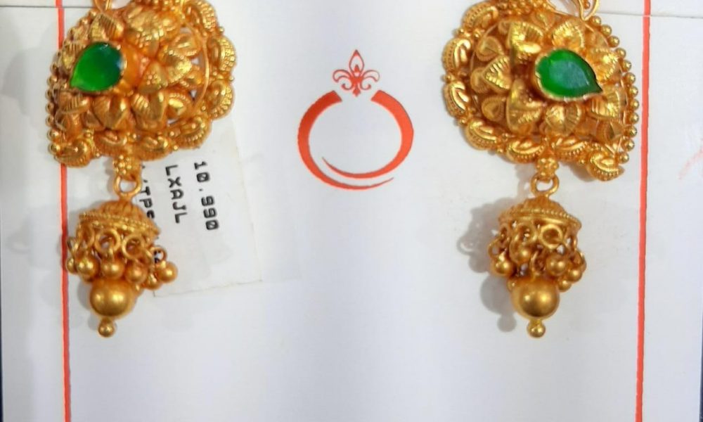 Manufacturers display diverse display of gold temple earrings at IIJS