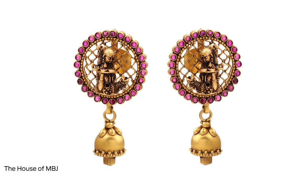 Millennials love gold earrings and IIJS 2021 flaunts the daintiest of the lot