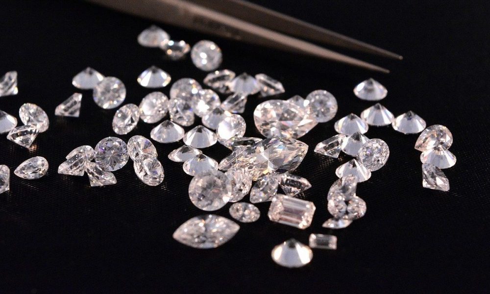 I-T raids Gujarat diamond trader, unearths Rs 518 crore worth sale-purchase deeds