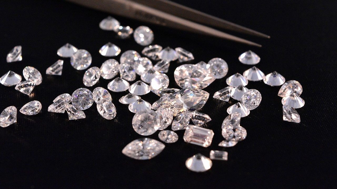 I-T raids Gujarat diamond trader, unearths Rs 518 crore worth sale-purchase deeds