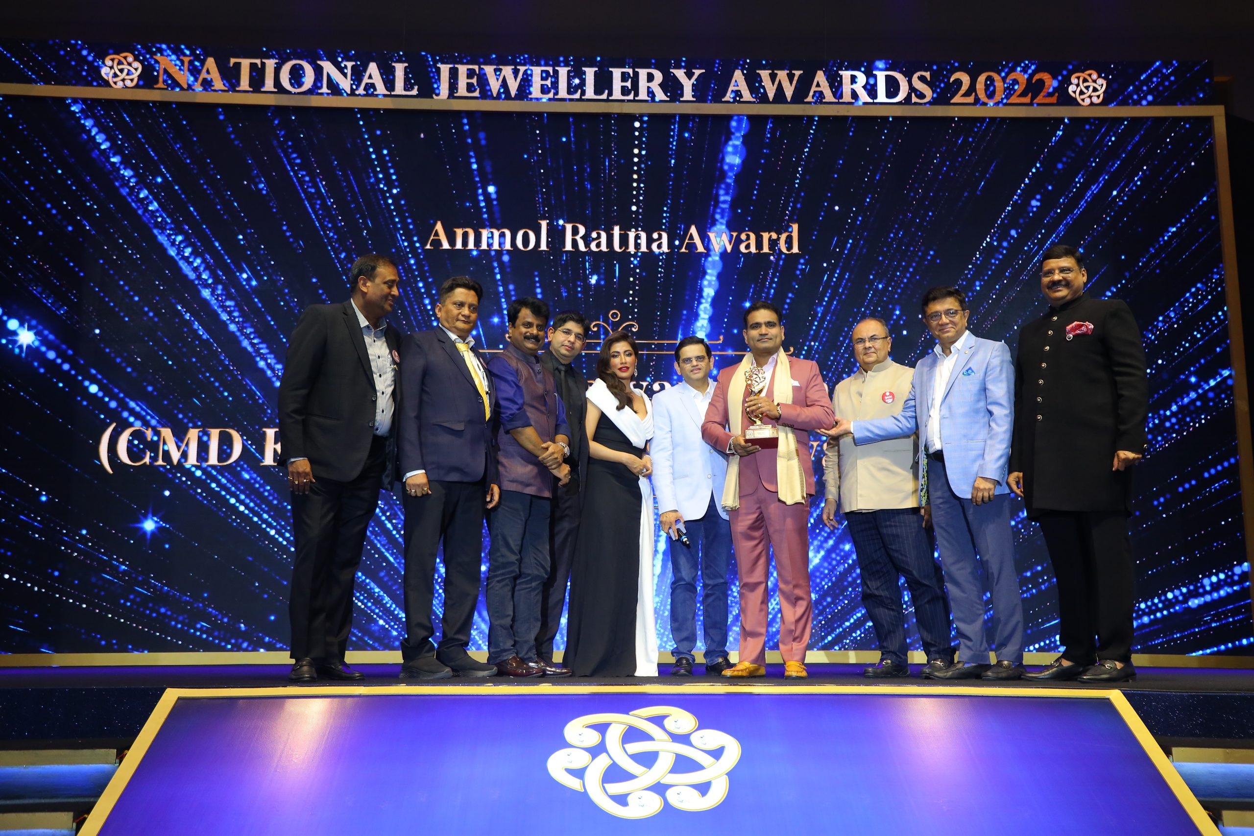 T S Kalyanaraman presented the ‘Anmol Ratna’ Award at National Jewellery Awards 2022