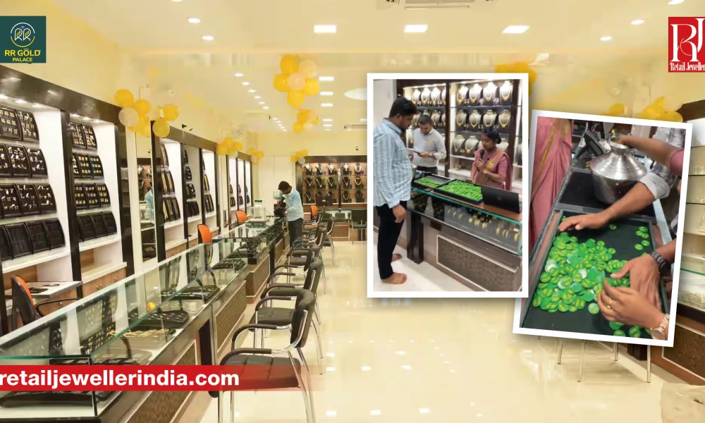 Customers participate in RR Gold Palace's fourth Swarna Bumper Yojana lucky draw at its Arkalgud showroom.